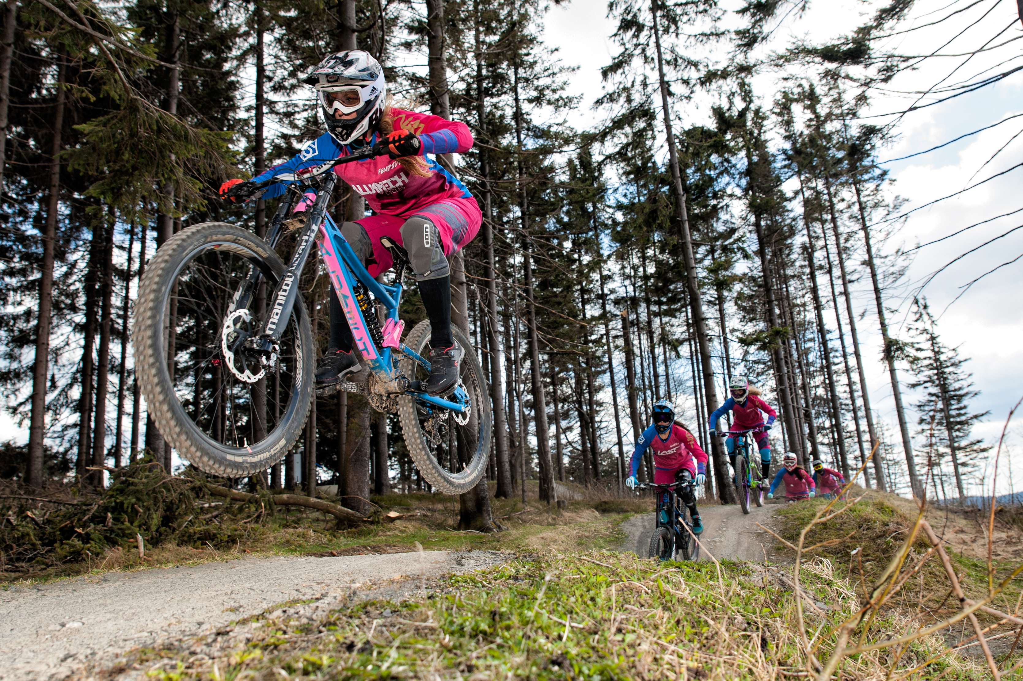 ION FemRide |Neues Frauen-Downhill Team - Dirt Magaz&hellip;