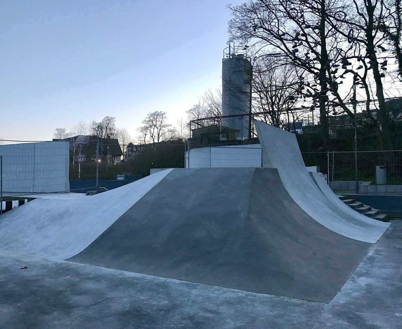 Das Obstacle, das bisher hinter der Jumpbox im Schlachthof Flensburg, war für den ganzen Schwung, mit der man darauf zukam, viel zu klein. Dank diesem Geschoss hat der Park nun viel mehr Flow