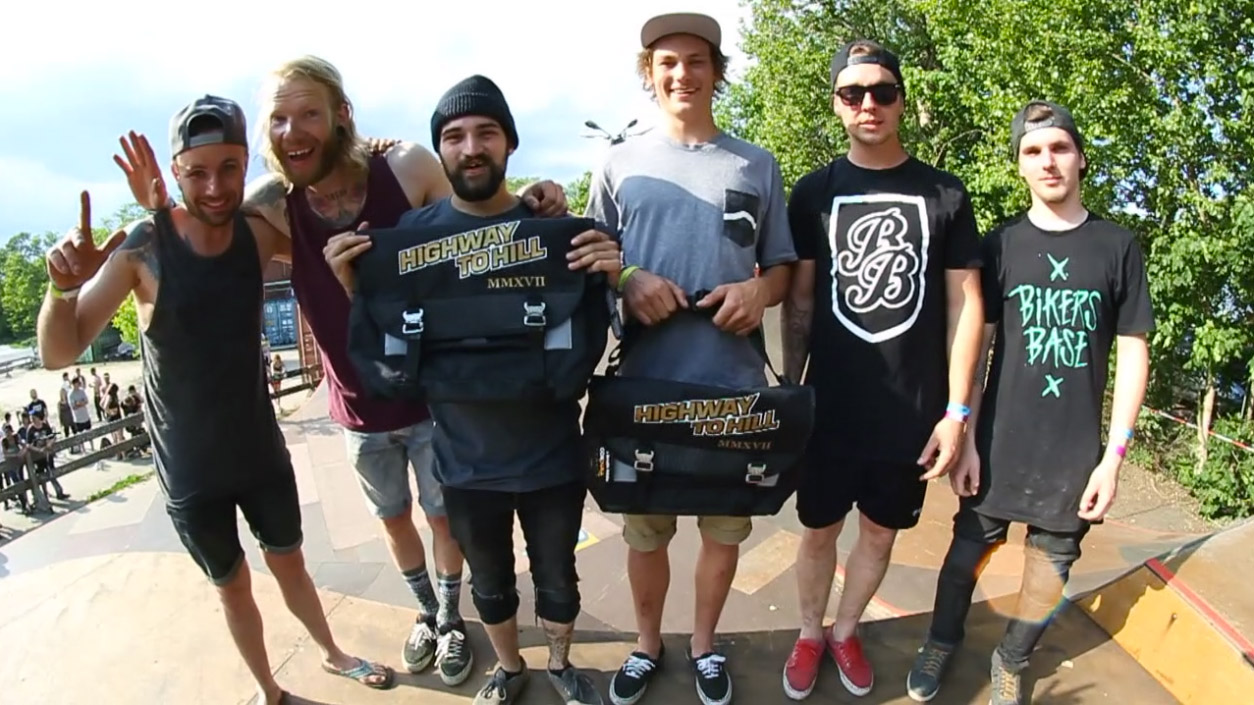 Dauergäste, Höhenflieger, Trickmonster – die Gewinner des Dirtcontests beim Highway to Hill 2017 sind (v.l.n.r.): Christoph Nitsche und Marcus Wallborn (3.), Daniel Juchatz und Paul Thölen (1.) sowie Tobias und Dominik Freigang