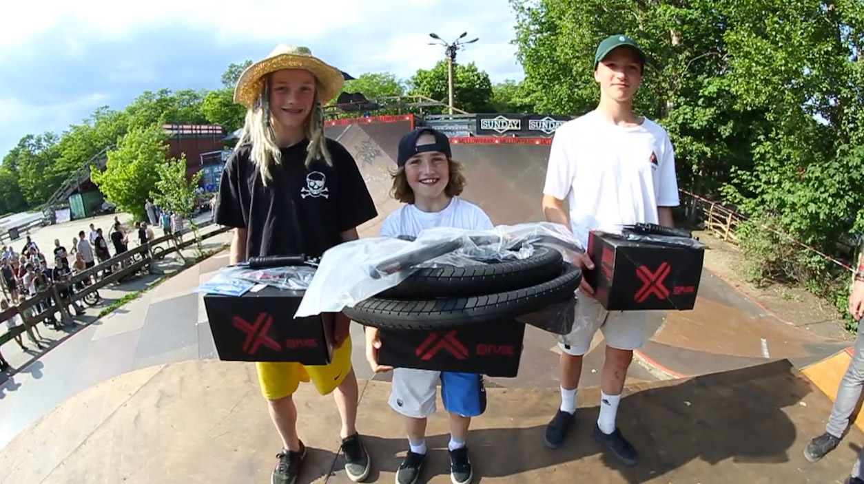 Wenn die Lernkurve des neunjährigen Lennox Zimmermanns (Mitte) in den kommenden 12 Monaten weiter so steil nach oben zeigt, wie in den vergangenen 12, dann gewinnt er beim Highway to Hill 2018 nicht die Amateur, sondern die Proklasse in Rudis Resterampe!