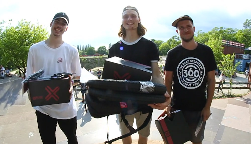 Trotz einer Gesichtsbremse im ersten Run, ließe es sich Johann Abhalter (Mitte) nicht nehmen, mit viel Geschwindigkeit und Kreativität bei den Streetamateuren den ersten Platz abzuräumen. Platz 2 ging an Aaron Paffenholz, Johannes Winkelmann konnte sich über den 3. Platz freuen