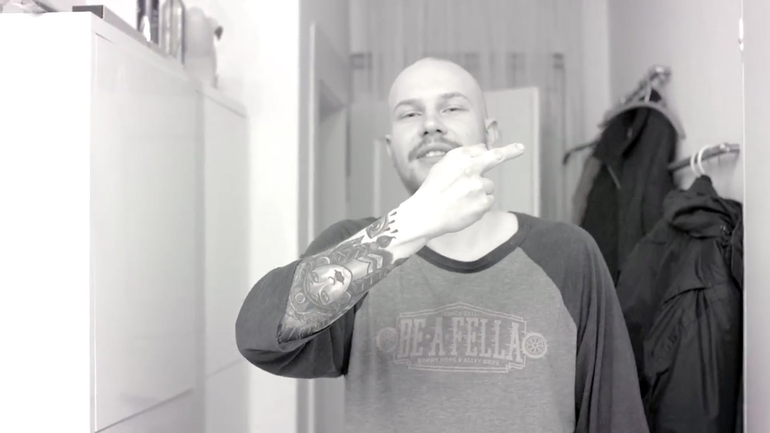 Marc Hochheim hat während des Teammeetings von The Fella BMX in Karlsruhe eine neue Frisur verpasst bekommen