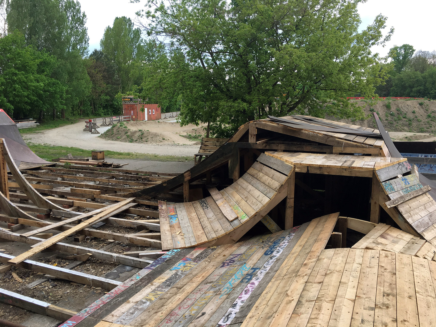 Darüber hinaus wird man dank dieser beiden Absprünge in Kürze in den Absprung bzw. die Landung der Box transferieren können. Super Idee!