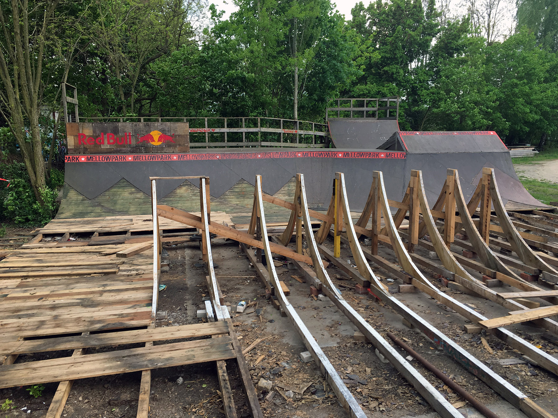 An der Stelle, wo vor kurzem noch die beiden Spinevarianten nebeneinander standen, entsteht gerade eine durchgängige große Spine: Daneben ist jetzt eine Lücke. damit man besser auf die große Box im hinteren Teil zufahren kann