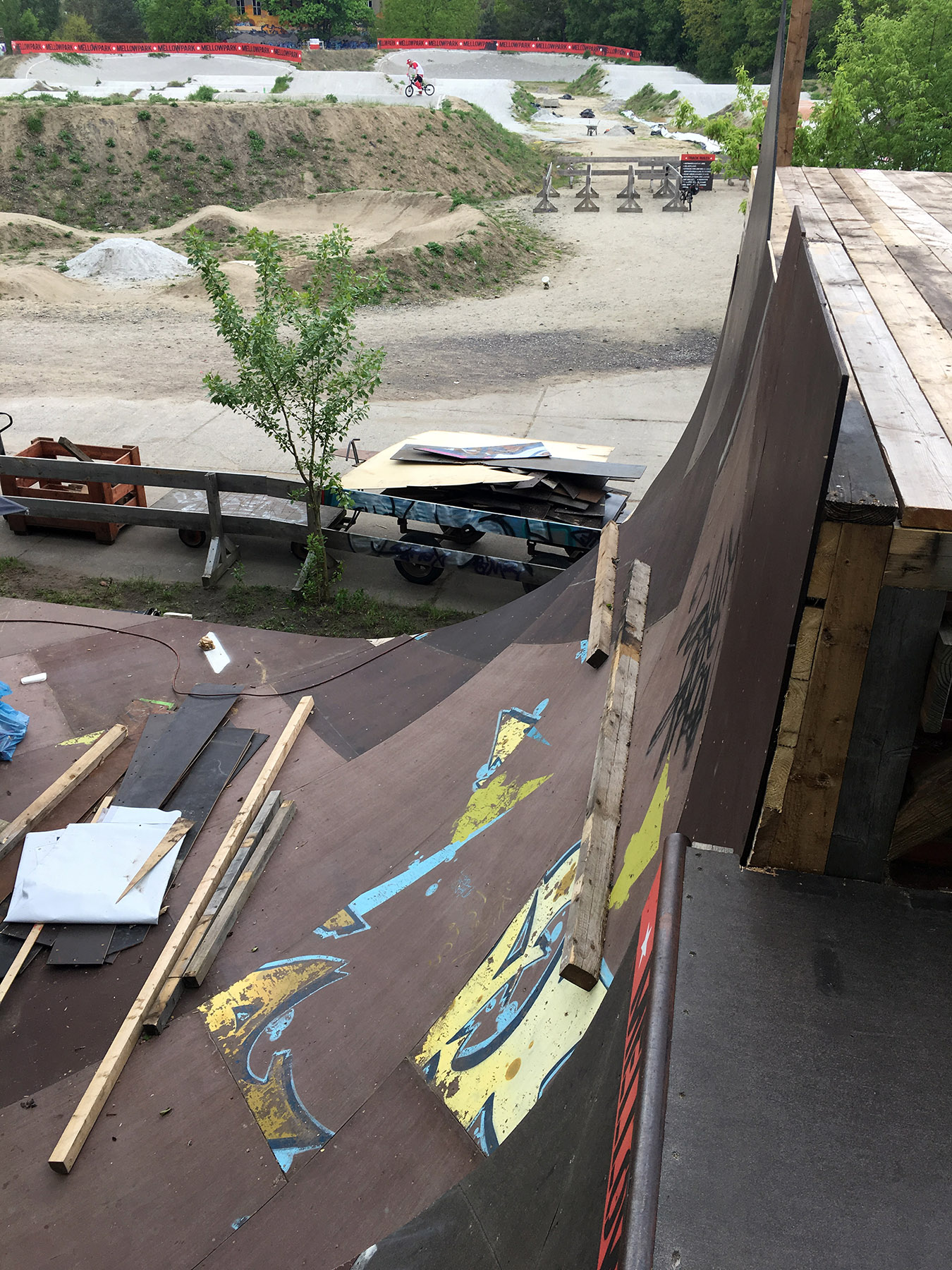 Der Speedbump, der früher zwischen der hinteren Box und der alten Spine stand, ist jetzt mehr als doppelt so breit" width="1800" height="1350" /></div>
        <figcaption class="c-article-body-figure__caption">Der Speedbump, der früher zwischen der hinteren Box und der alten Spine stand, ist jetzt mehr als doppelt so breit’ title=” class=’c-article-body-image c-article-body-image–lg c-article-body-image–align-none js-lazyload’ src=’https://d2s22rn0thm1js.cloudfront.net/861oUP5vGvalT-tpB-9CXENory0=/150×112/smart/http%3A%2F%2Fd2hl4mfiesch9e.cloudfront.net%2Ffreedombmx%2Fwp-content%2Fuploads%2F2017%2F05%2Frudis-resterampe-mellowpark-berlin-bauarbeiten-6.jpg’ data-src=’https://d2hl4mfiesch9e.cloudfront.net/freedombmx/wp-content/uploads/2017/05/rudis-resterampe-mellowpark-berlin-bauarbeiten-6.jpg’ data-srcset=’https://d2s22rn0thm1js.cloudfront.net/vaG1S78ziCHsJ35P0o8d8yH8Qmc=/1800×1350/smart/http%3A%2F%2Fd2hl4mfiesch9e.cloudfront.net%2Ffreedombmx%2Fwp-content%2Fuploads%2F2017%2F05%2Frudis-resterampe-mellowpark-berlin-bauarbeiten-6.jpg 1800w,https://d2s22rn0thm1js.cloudfront.net/b_EO-LaWm4sTmBOBwSthuOhj1YM=/1350×1012/smart/http%3A%2F%2Fd2hl4mfiesch9e.cloudfront.net%2Ffreedombmx%2Fwp-content%2Fuploads%2F2017%2F05%2Frudis-resterampe-mellowpark-berlin-bauarbeiten-6.jpg 1350w,https://d2s22rn0thm1js.cloudfront.net/4Y_Hz9fXF-4s3nM4mKgO2bZdZkE=/900×675/smart/http%3A%2F%2Fd2hl4mfiesch9e.cloudfront.net%2Ffreedombmx%2Fwp-content%2Fuploads%2F2017%2F05%2Frudis-resterampe-mellowpark-berlin-bauarbeiten-6.jpg 900w,https://d2s22rn0thm1js.cloudfront.net/BZgR7b9bG5S1nHSStb71vPPLZrU=/600×450/smart/http%3A%2F%2Fd2hl4mfiesch9e.cloudfront.net%2Ffreedombmx%2Fwp-content%2Fuploads%2F2017%2F05%2Frudis-resterampe-mellowpark-berlin-bauarbeiten-6.jpg 600w,https://d2s22rn0thm1js.cloudfront.net/zjBZOvgDj9CAi_uzEwJNnI9uLFo=/450×337/smart/http%3A%2F%2Fd2hl4mfiesch9e.cloudfront.net%2Ffreedombmx%2Fwp-content%2Fuploads%2F2017%2F05%2Frudis-resterampe-mellowpark-berlin-bauarbeiten-6.jpg 450w,https://d2s22rn0thm1js.cloudfront.net/861oUP5vGvalT-tpB-9CXENory0=/150×112/smart/http%3A%2F%2Fd2hl4mfiesch9e.cloudfront.net%2Ffreedombmx%2Fwp-content%2Fuploads%2F2017%2F05%2Frudis-resterampe-mellowpark-berlin-bauarbeiten-6.jpg 150w,’ data-sizes=’auto’ > Der Speedbump, der früher zwischen der hinteren Box und der alten Spine stand, ist jetzt mehr als doppelt so breit” width=”1800″ height=”1350″ /> Der Speedbump, der früher zwischen der hinteren Box und der alten Spine stand, ist jetzt mehr als doppelt so breit</figcaption>
      </figure>
    

      <figure class="c-article-body-figure c-article-body-figure--lg c-article-body-figure--align-none">
        <div class="c-article-body-figure__image"><img alt=