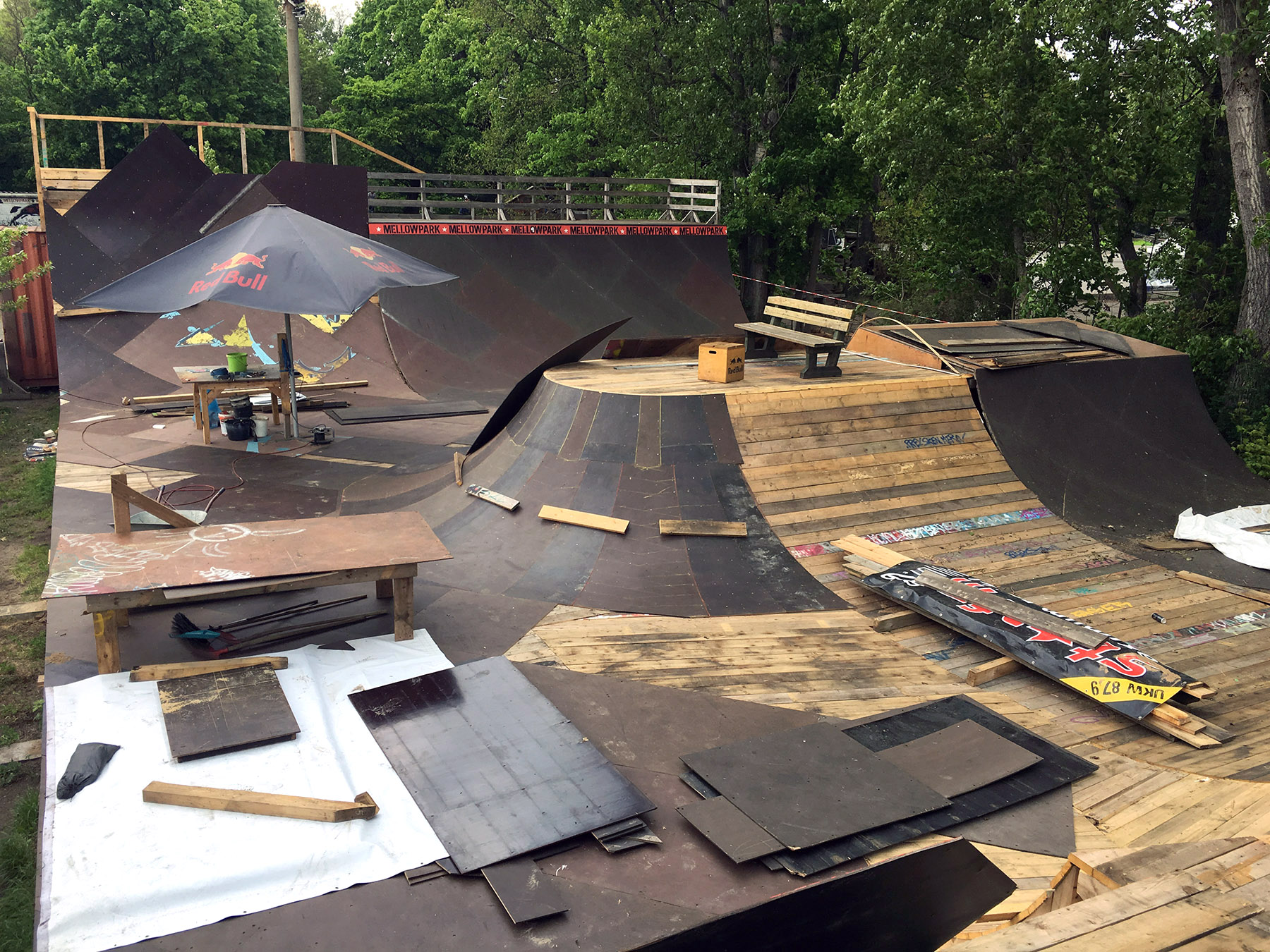 Um ihr Ziel zu erreichen, haben sie die Anfahrtsrampe für die alte Box weiter nach hinten versetzt und gleich noch eine neue Transition verpasst (links oben). Außerdem bekommt der hintere Teil von Rudis Resterampe eine neue Box mit einer abgerundeten Hip