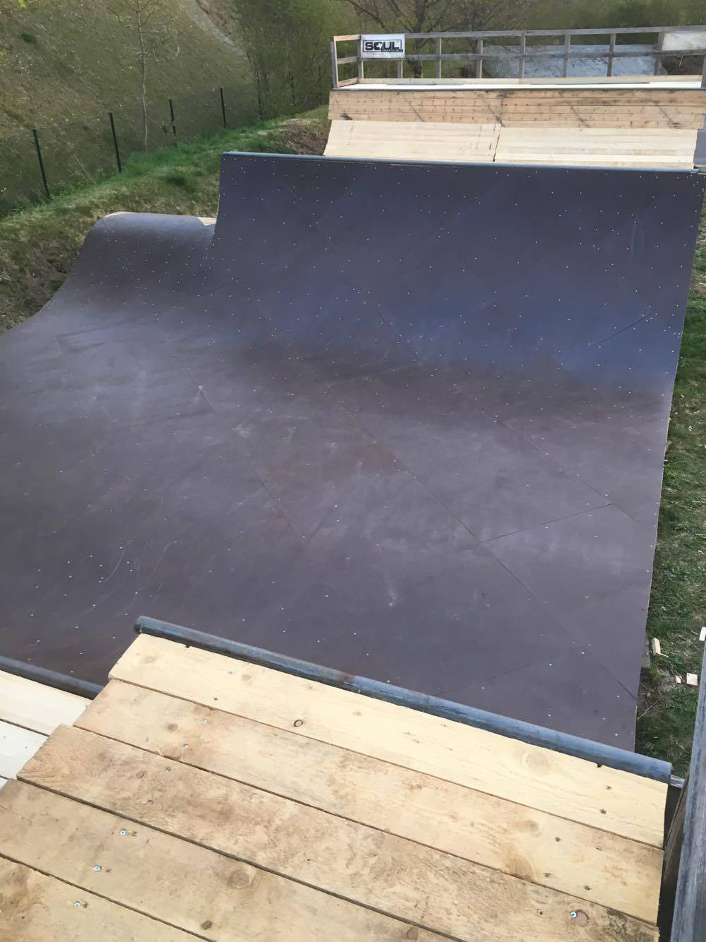 Die überarbeitete Minirampe im Skatepark Lohhof hat einen Speedbump für noch höhere Airs