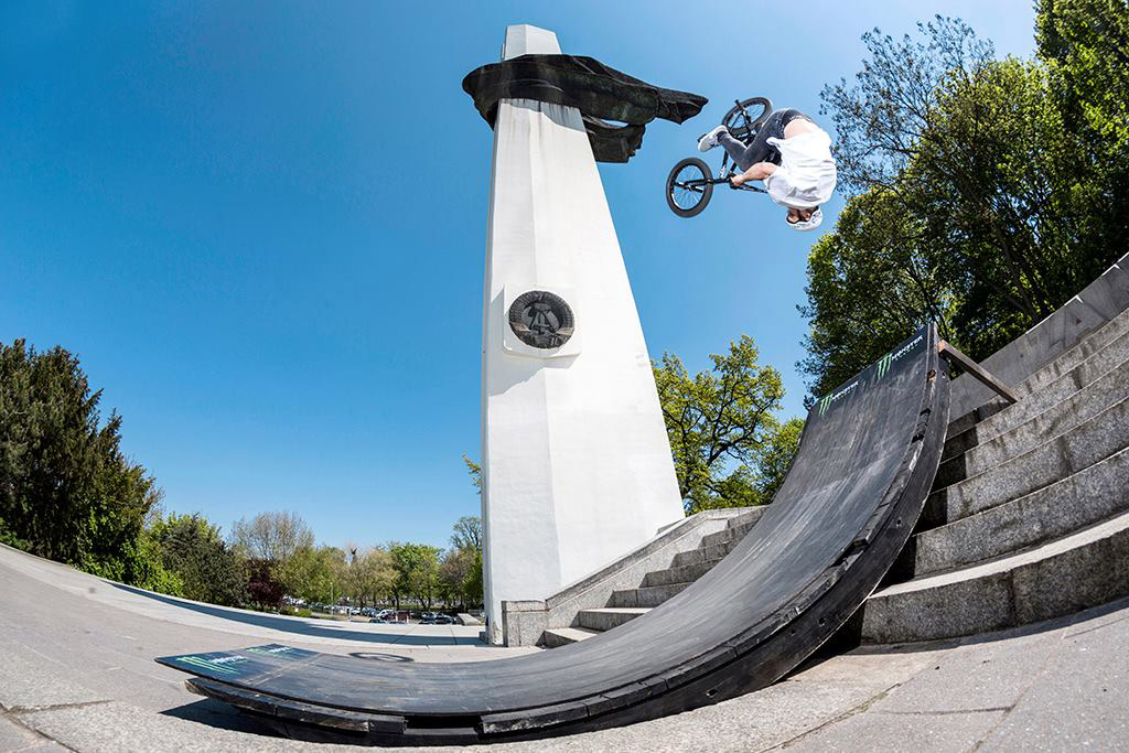 Tim Güntner mit einer Judorolle am Polendenkmal in Berlin; Foto: Tim Korbmacher