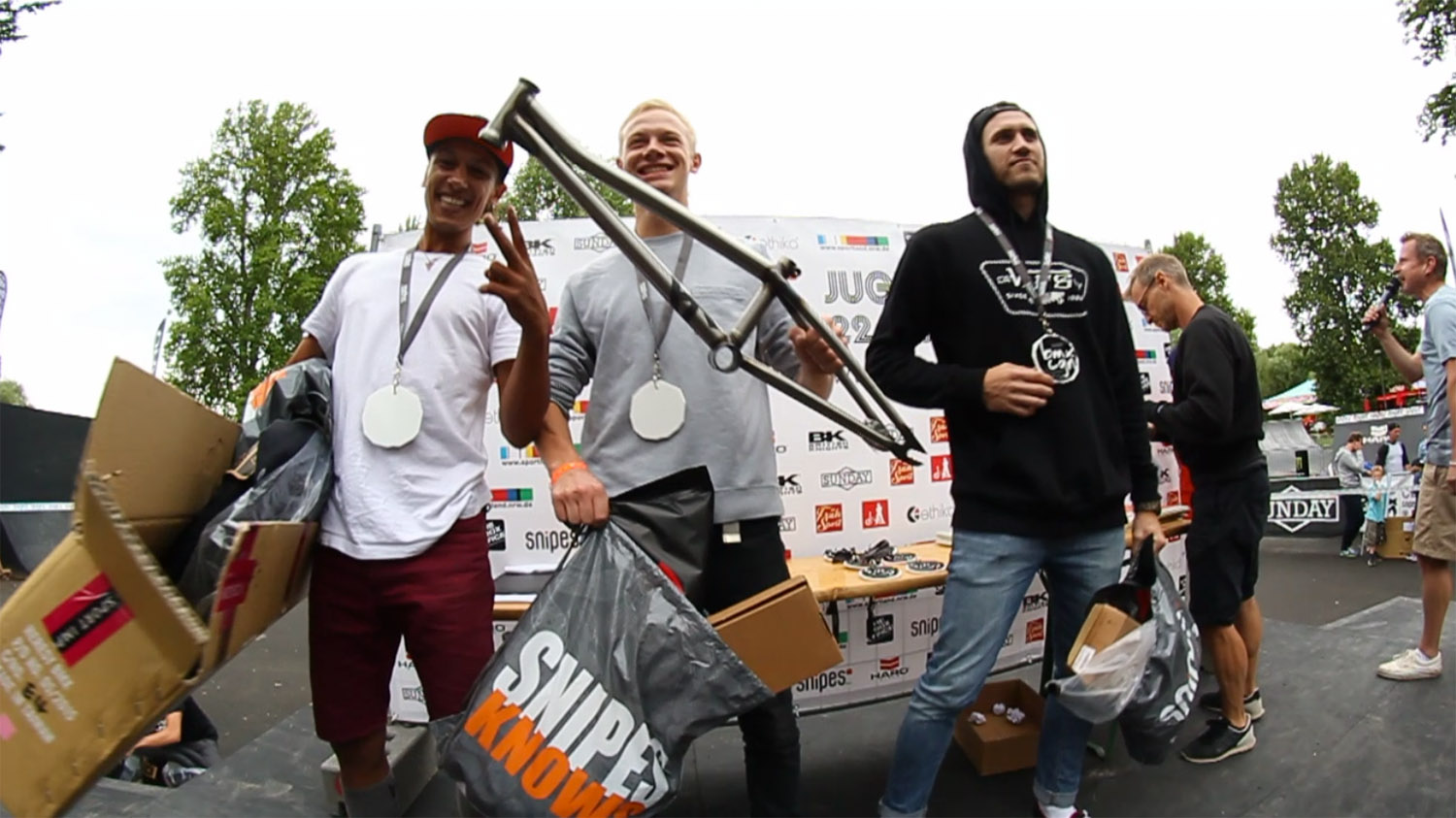 Jorrit van Drumpt bekam für seinen Sieg in der Flatlandklasse der Amateure einen Rahmen von Heresy überreicht und auch Gino Steward (links, 3.) und Michal Kupec (2.) konnten sich über Sachpreise freuen