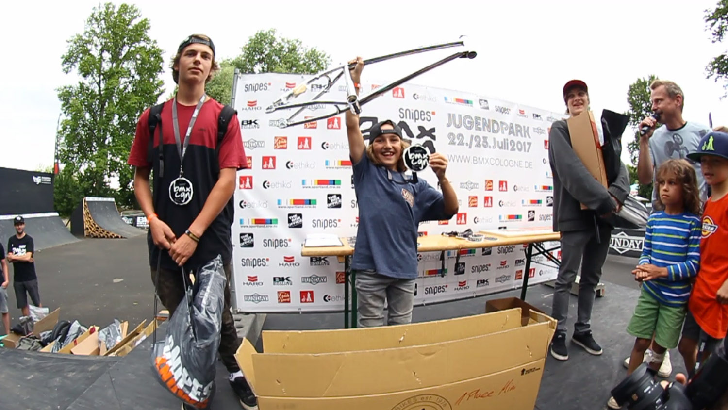 Lennox Zimmermann (Mitte) verwies in Amateur Spine Moritz Löwenkraut (3.) und Robin Winkler (2.) auf die Plätze