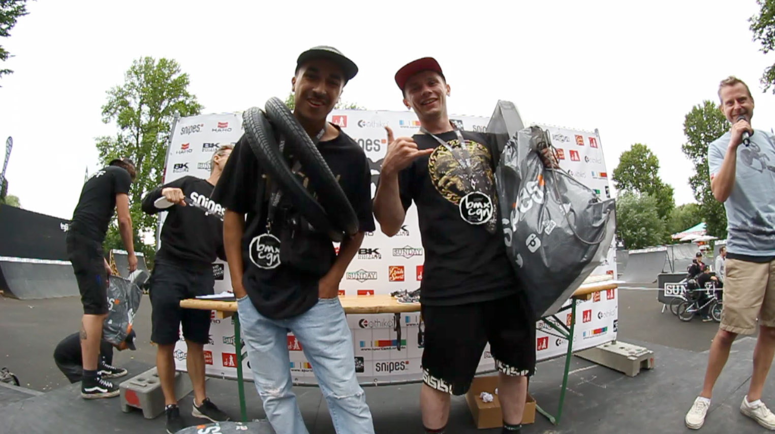 In der Streetklasse der Amateure nahmen Taylor Cadel (links, 3.) und Tyler Sale (2.) ohne den Sieger Fionn Kortenbrede ihre Preise und Medaillen entgegen, der zum Zeitpunkt der Siegerehrung bereits die Heimreise angetreten hatte