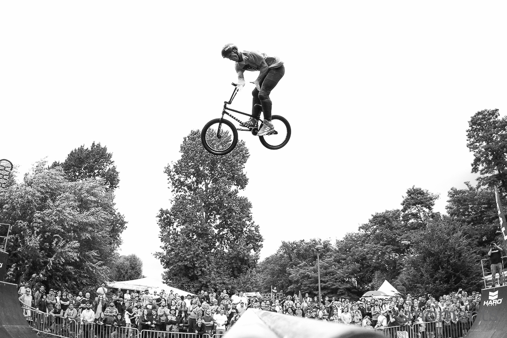 Wer schon mal bei BMX Cologne dabei war, weiß, wie verdammt die steil die Spine der Minirampe ist. Nicht umsonst heißt sie auch die Klinge. Jack Mould hatte das Ding dennoch bestens im Griff und machte Double Trucks zum Schwung holen