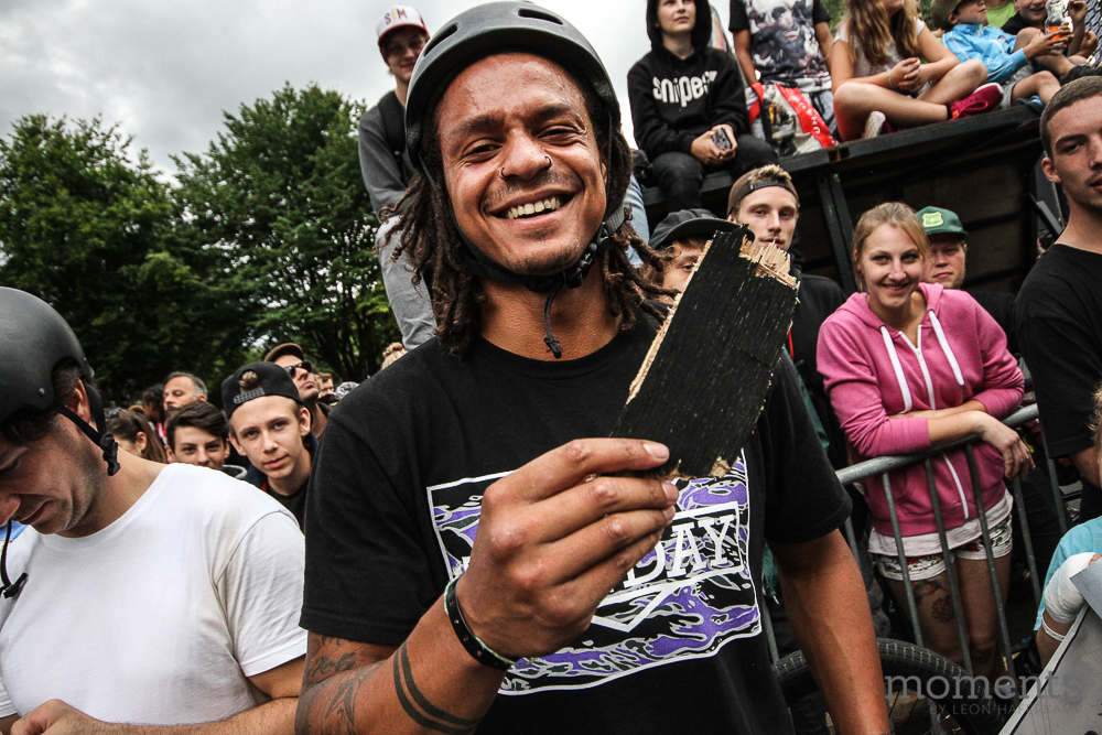 Markus Reuss hat eine Hüfte aus Stahl! Während seines letzten Tricks im Pro-Minirampenfinale (720 to Fakie) ging der Wuppertrallocal so hart auf die Bretter, dass er ein Stück aus dem Belag brach