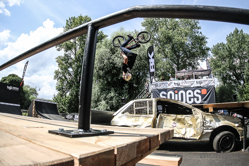 Matthias Dettki gehörte zum Staff von BMX Cologne, fand aber trotzdem Zeit, um in den Amateurklassen auf der Spine Ramp und in Street an den Start zu gehen, wo er diesen Flip übers Auto andrehte 