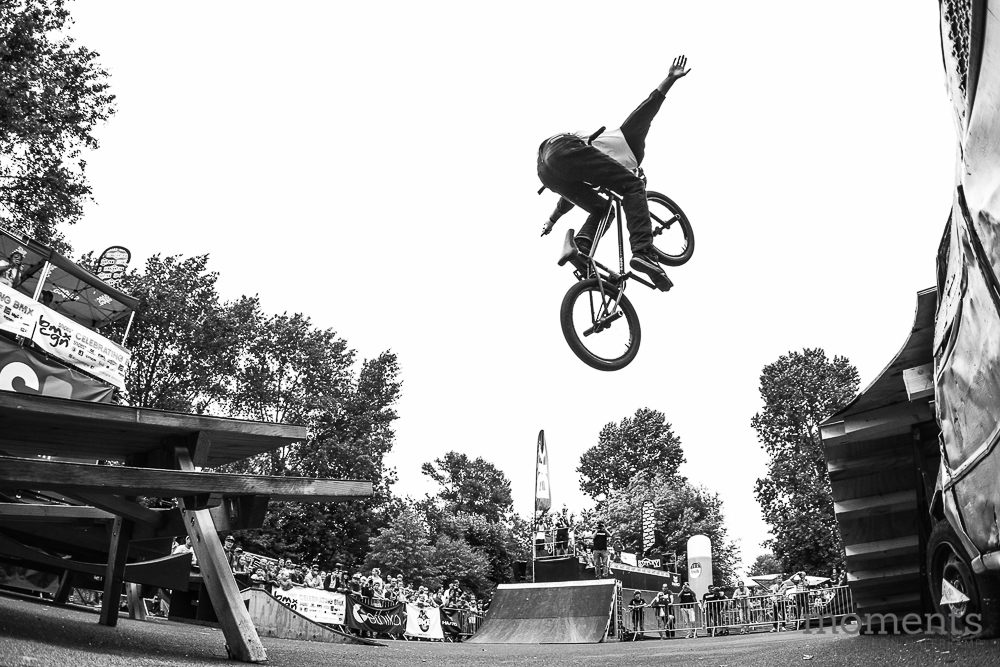 Max Hander mit einem Nohander vom Picknicktisch in die Landung der Chris-Moeller-Gedächtnisjumpbox