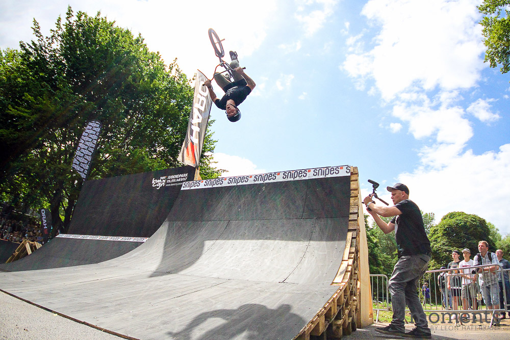 Nach zwei heftigen Arschbomben und einem zerrissenen T-Shirt war dieser Flip to Fakie von Tobias Freigang an der Schweinequarter im Kasten