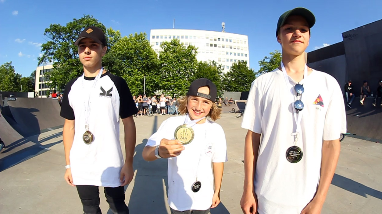 Wenn Lennox Zimmermanns (Mitte) Siegeszug so weitergeht, wird er im kommenden Sommer mit gerade einmal elf Jahren der wahrscheinlich jüngste Pro-Fahrer Deutschlands sein