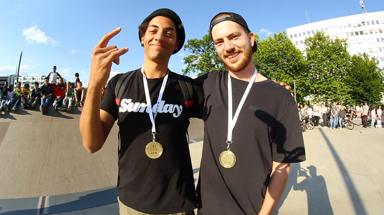 Der Gewinner des Best-Rider-Awards in der Streetklasse, Moritz Nußbaumer, war zum Zeitpunkt der Siegerehrung schon auf dem Weg nach Hause, deshalb haben wir nur Daniel Portorreal (links) und Daniel Tünte vor die Kamera bekommen