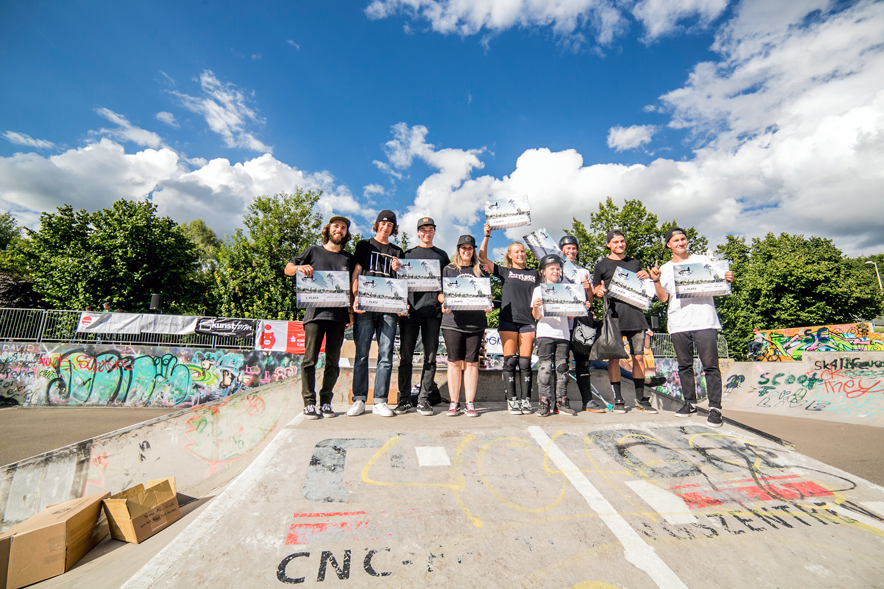 Gruppenfoto eines Großteils der Gewinner_innen des BMX Männle Turniers 2017 (leider fehlen ein paar, v.l.n.r.): Janis Oriovich, Zeno Lehmann, Matti Hilber, Stephanie Rohr, Lotta Grüber, Moritz Kuhn, Nils Jacob, Chris Halbritter und Justin Dennell