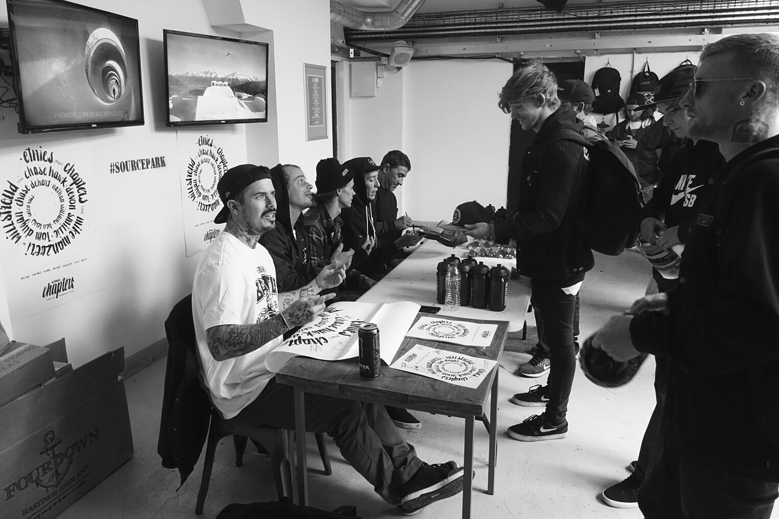 Bei der Autogrammstunde am etnies Stand haben die Jungs drei Exemplare der Collectors Edition von "Chapters" unterschreiben, die es auf der Startseite zu gewinnen gibt