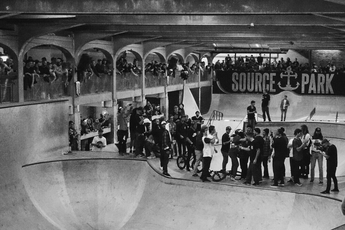 Wenige Sekunden bevor dieses Foto geschossen wurde, hing Gary Young noch in dem krassesten Wallride, der jemals im Source Park gemacht wurde