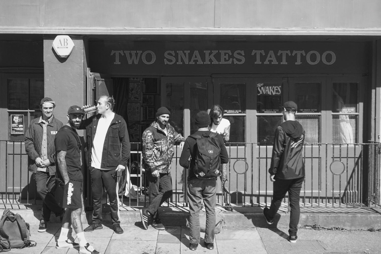 Manch einer nutzte die wenigen Regenpausen aber auch, um schnell rüber zum Two Snakes Tattooshop von James Cox zu laufen, der nur einen Steinwurf vom Source Park entfernt ist, und sich dort in die Haut piksen zu lassen