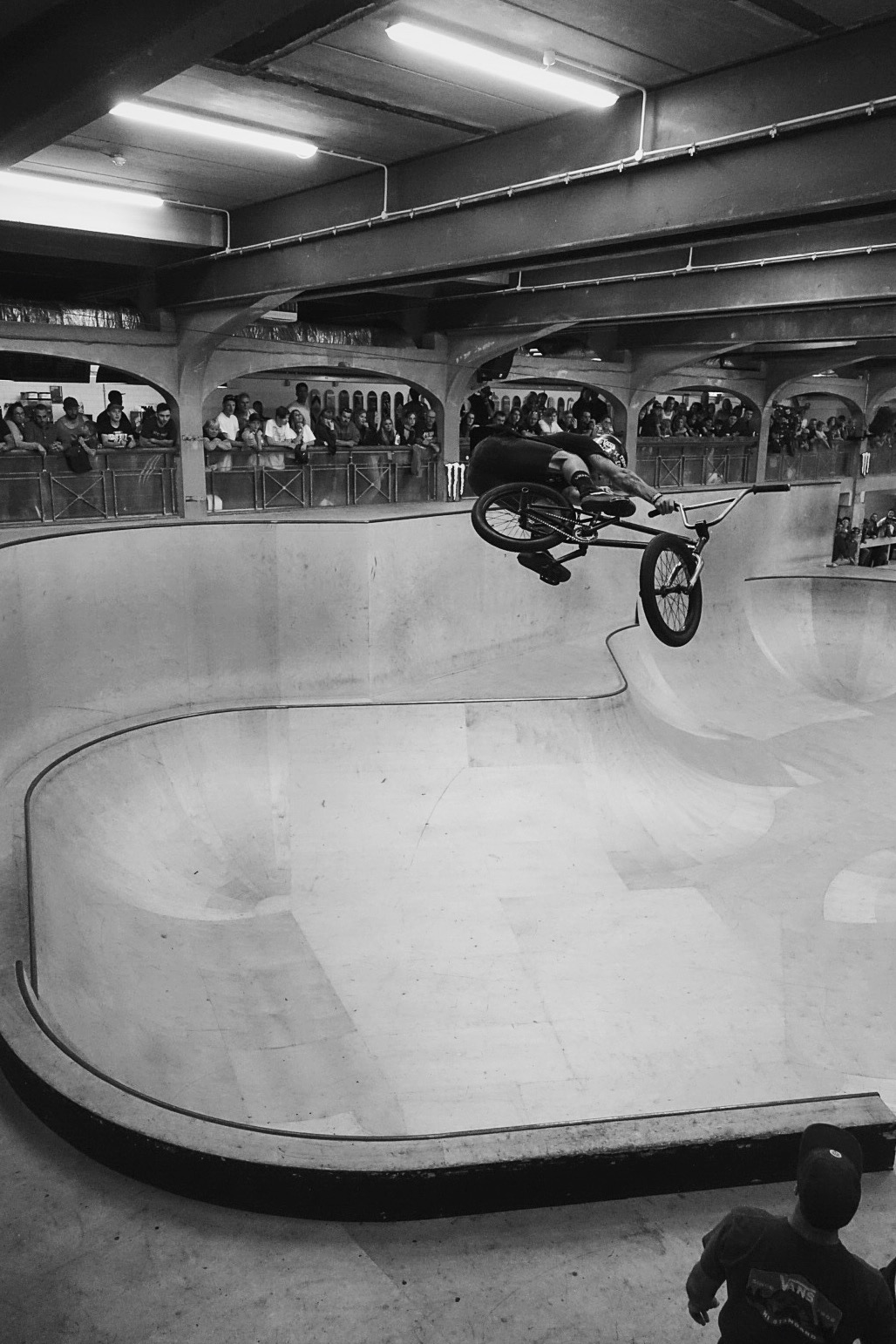 Matt Corodava, die Dritte. Der Typ ist aber auch abgegangen. Das ganze Wochenende über hat eine eine smoothe Line gespickt mit allerlei stylischen Manövern nach der anderen rausgehauen – von den Höhen, die er dabei erreichte, einmal ganz zu schweigen. Kein Wunder also, dass Sebastian Matt so hart gefeiert und viele Fotos von ihm gemacht hat