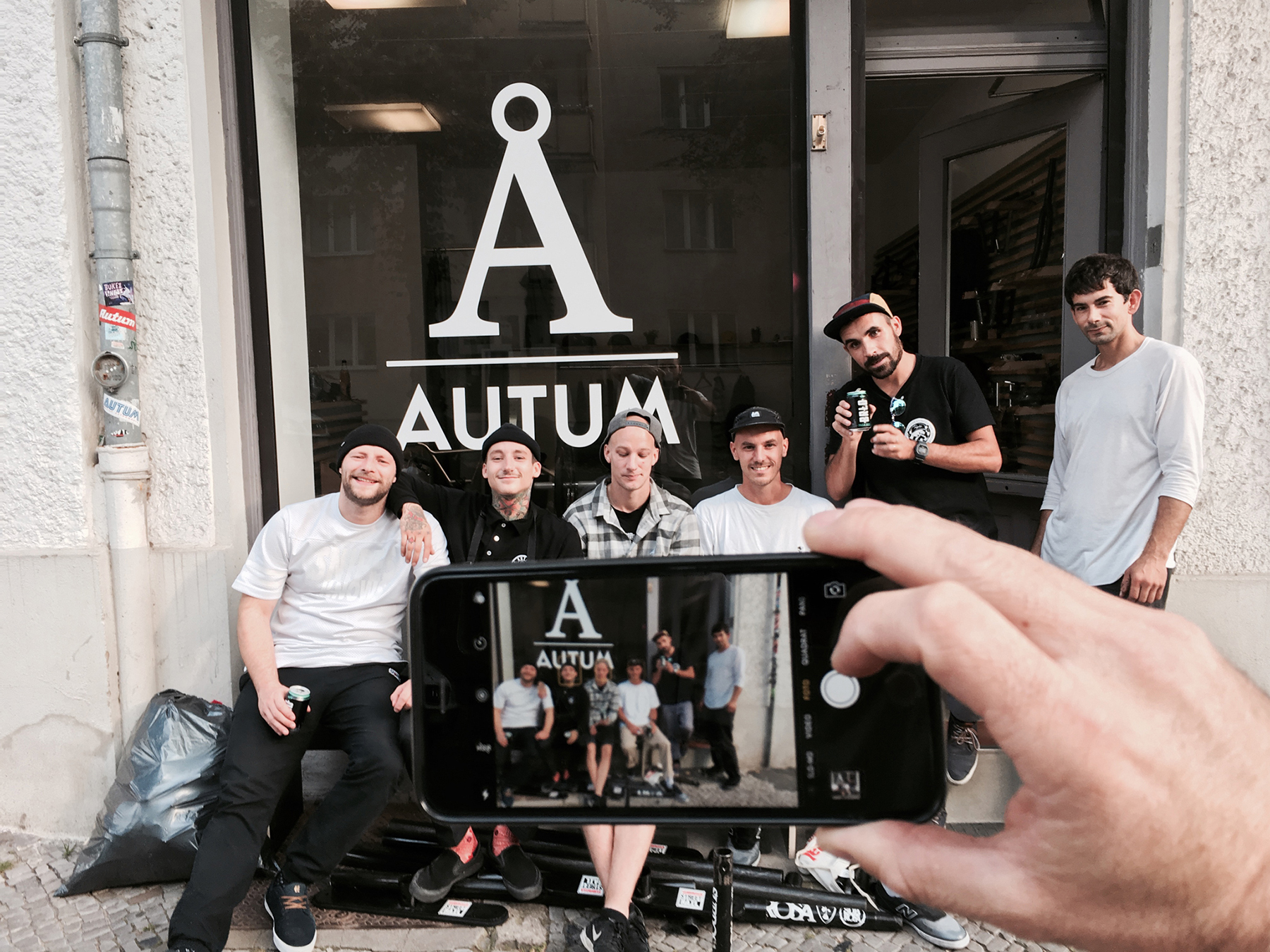 Kevin Nikulski und seine Homies vor dem Autum-Shop in Berlin-Neukölln