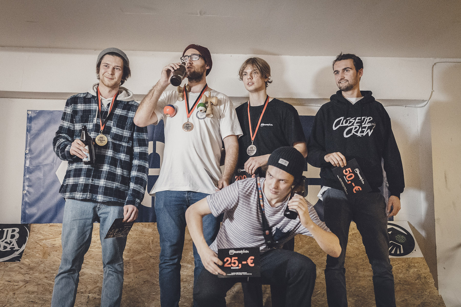 In den Amateurklassen gab es fette Einkaufsgutscheine vom kunstform BMX Shop zu gewinnen. In der Streetklasse der Amateure gingen diese an die folgenden Herren (v. l. n. r.): Artur Meister (1.), Benedikt Krug (3.), Lukas Schmidt (2.), Fridolin Ewald (5.) und Timo Schmidt