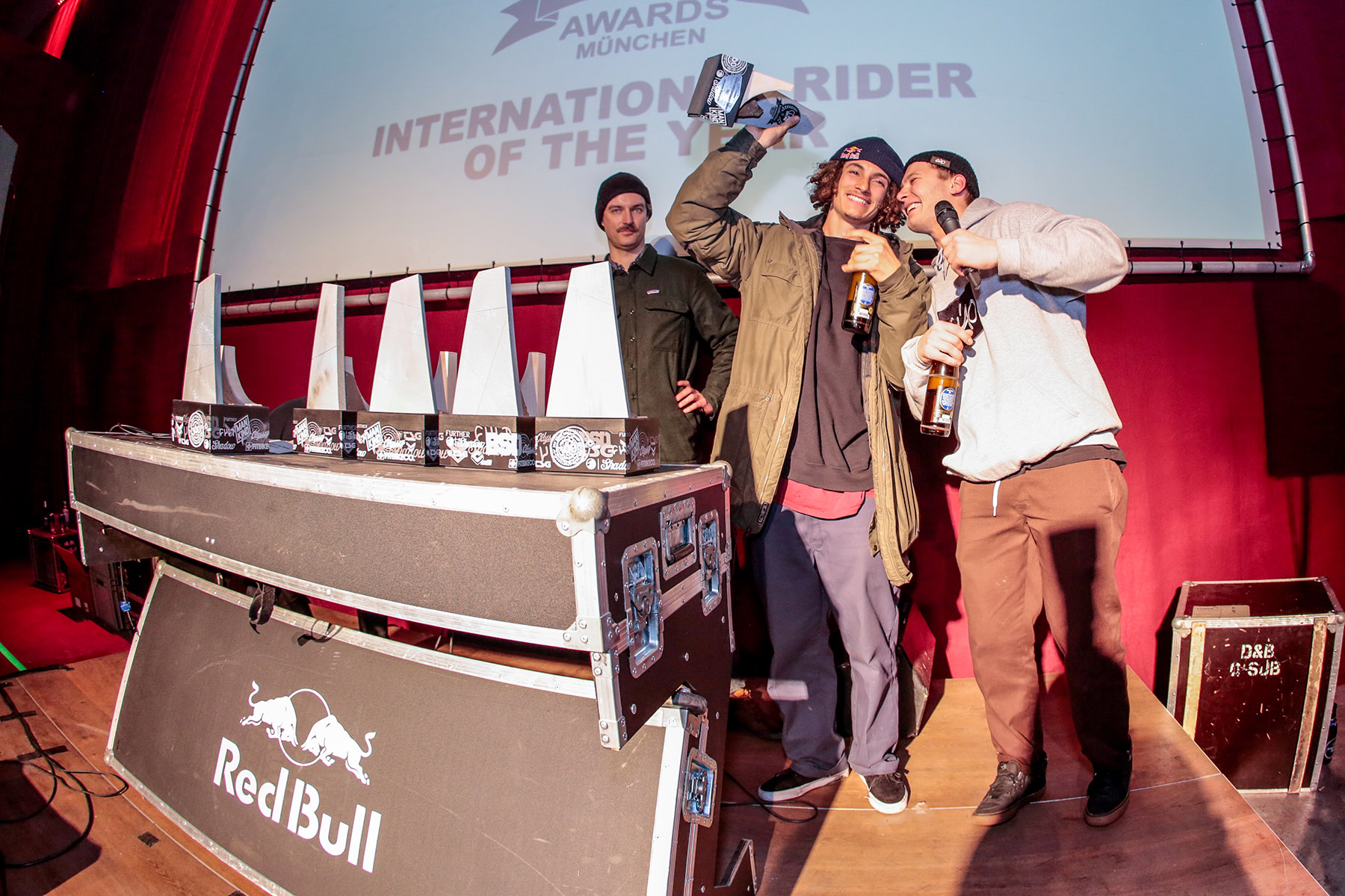 Zum zweiten Mal nach 2015 habt ihr Simone Barraco zu eurem International Rider of the Year gewählt. Danke an Red Bull, die den italienischen Edeltechniker extra zu den freedombmx Awards nach München eingeflogen haben und an Dima Prykhodko (rechts), der Simones kurze Dankesrede ins Deutsche übersetzte
