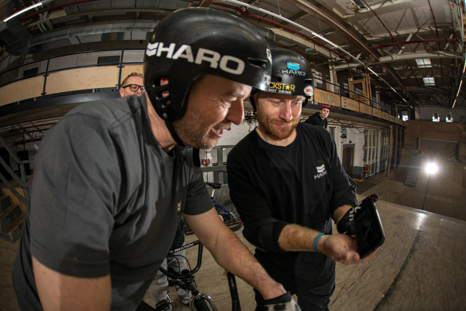 Bart de Jong (links) und Ryan Nyquist (rechts) waren neulich auf einem Treffen der UCI BMX Freestyle Commission in Brüssel und haben es sich natürlich nicht nehmen lassen, danach für eine Session im 040 BMX Park vorbeizuschauen