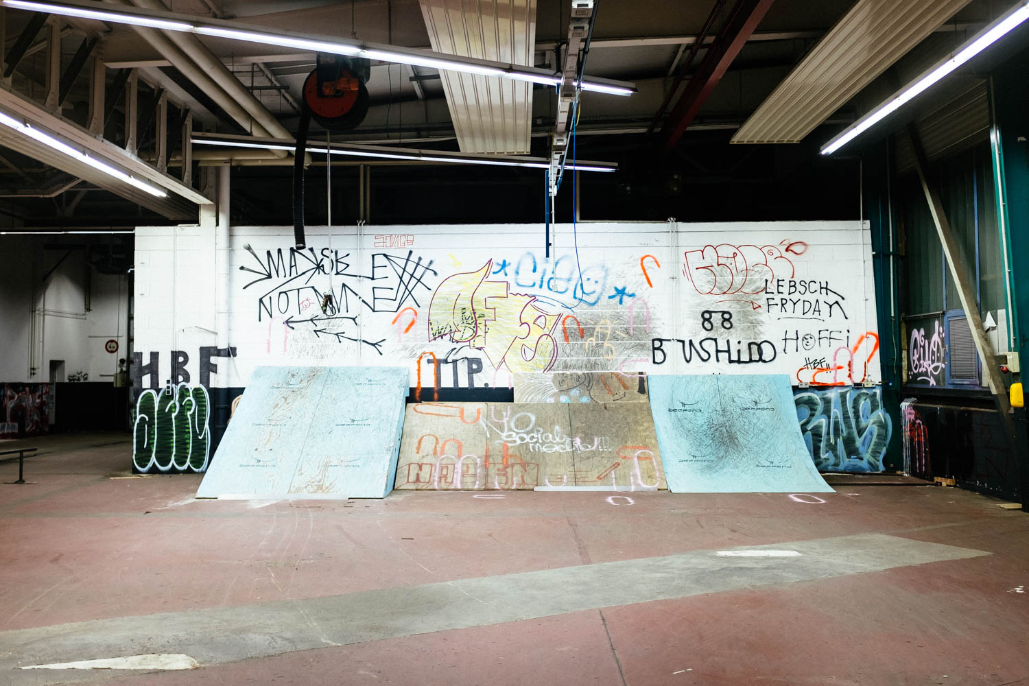 Wallride in der DIY-BMX-Halle Frankfurt