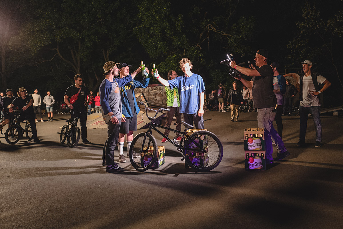 Moritz Nußbaumer wurde Erster beim Streetcontest und gewann nicht nur einen 24"-Cruiser von Sunday Bikes, sondern auch drei Kisten Bier, die er bereitwillig zur freien Verköstigung zur Verfügung stellte