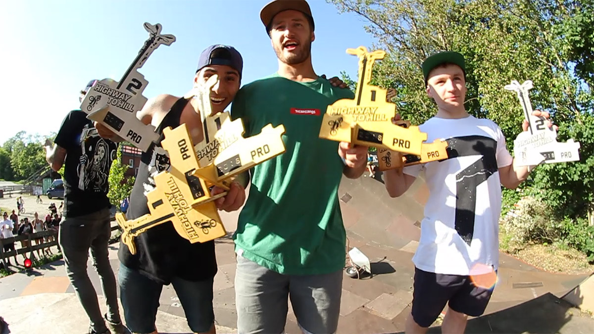 Abgeständert! Zdenda Pešek wurde auf dem Highway to Hill 2018 in drei Disziplinen Erster. Hier ist er auf der Siegerehrung für die Pro-Klasse auf Rudis Resterampe mit Fabian Haugk (2., links) und Marcin Oskiera (3.)