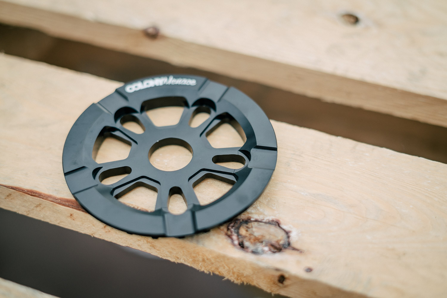 Noch mehr Street als ein vierteiliger Lenker ist ein Guard Sprocket, das Colony selbstredend auch in ihrem riesigen Sortiment haben. Das Menace Guard Sprocket ist das Signaturekettenblatt von Jordan Barba. Dank fünf verschiedener Kurbelaufnahmen kann man das Kettenblatt drehen, wenn eine Seite durchgegrindet ist. Das Menace ist aus 7075-T6 Aluminium CNC gefräst, hat 25 Zähne, wird mit 19- und 22-mm-Adaptern geliefert, wiegt 125 g und ist neben schwarz auch in poliert erhältlich 