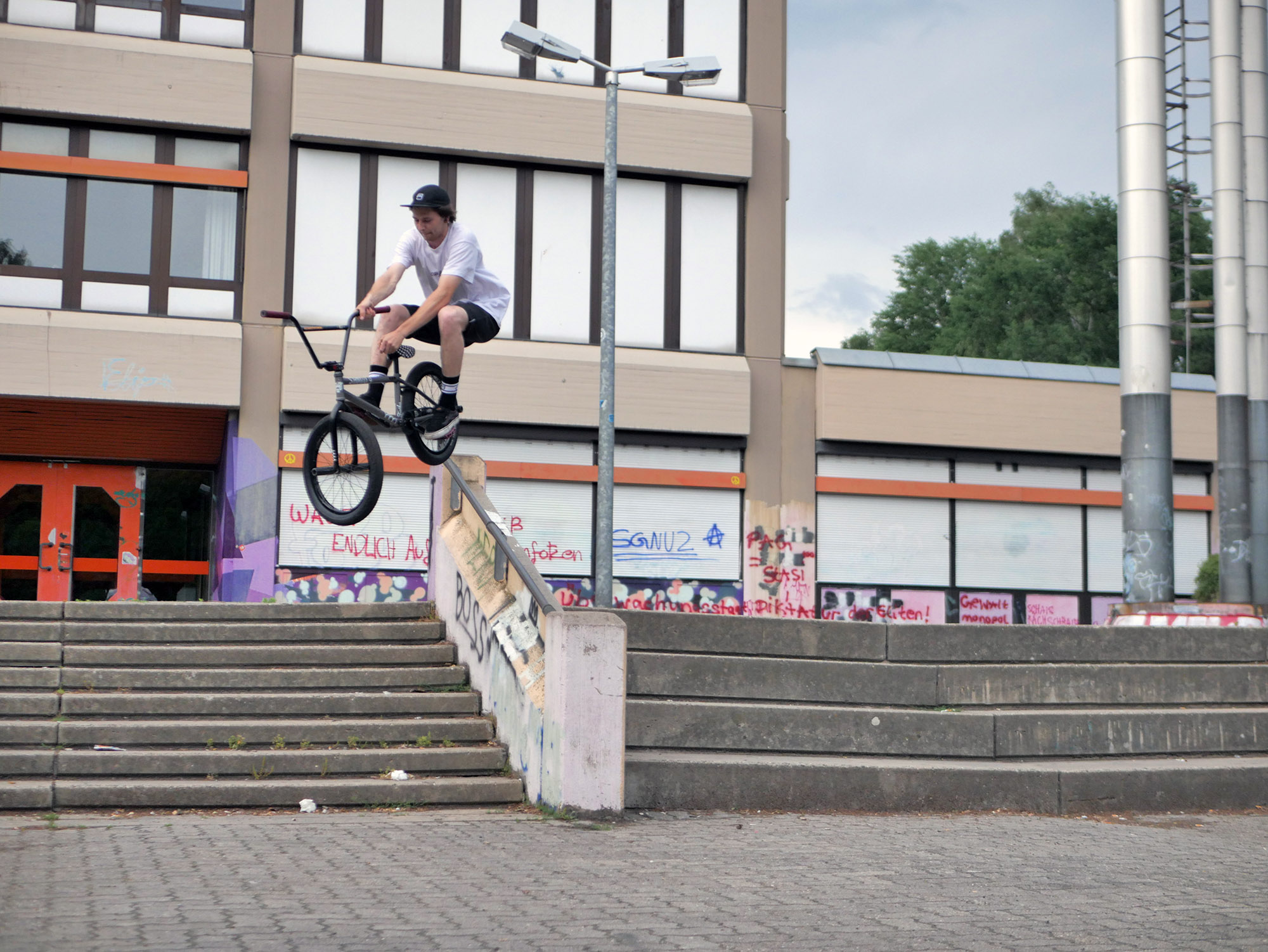 Artur Meister ist neu im Team des kunstform BMX Shops. Herzlichen Glückwunsch! Wir haben seinen Welcome-Edit und ein Interview mit ihm für euch.