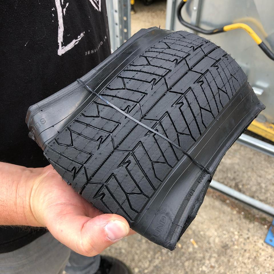 Als Faltreifen wieder der MAC3 von KHEbikes 680 g, die Steel-beaded-Version bringt ca. 700 g auf die Waage