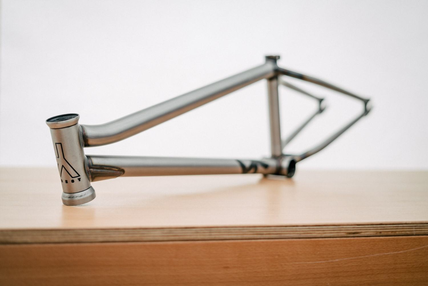 SIBMX hat vor einiger Zeit Heresy ins Programm aufgenommen. Die französische Firma hat bekanntlich ein Herz für Flatlander und so gibt es den AscenD-Rahmen mit einem extra kurzen Oberrohr (19") 