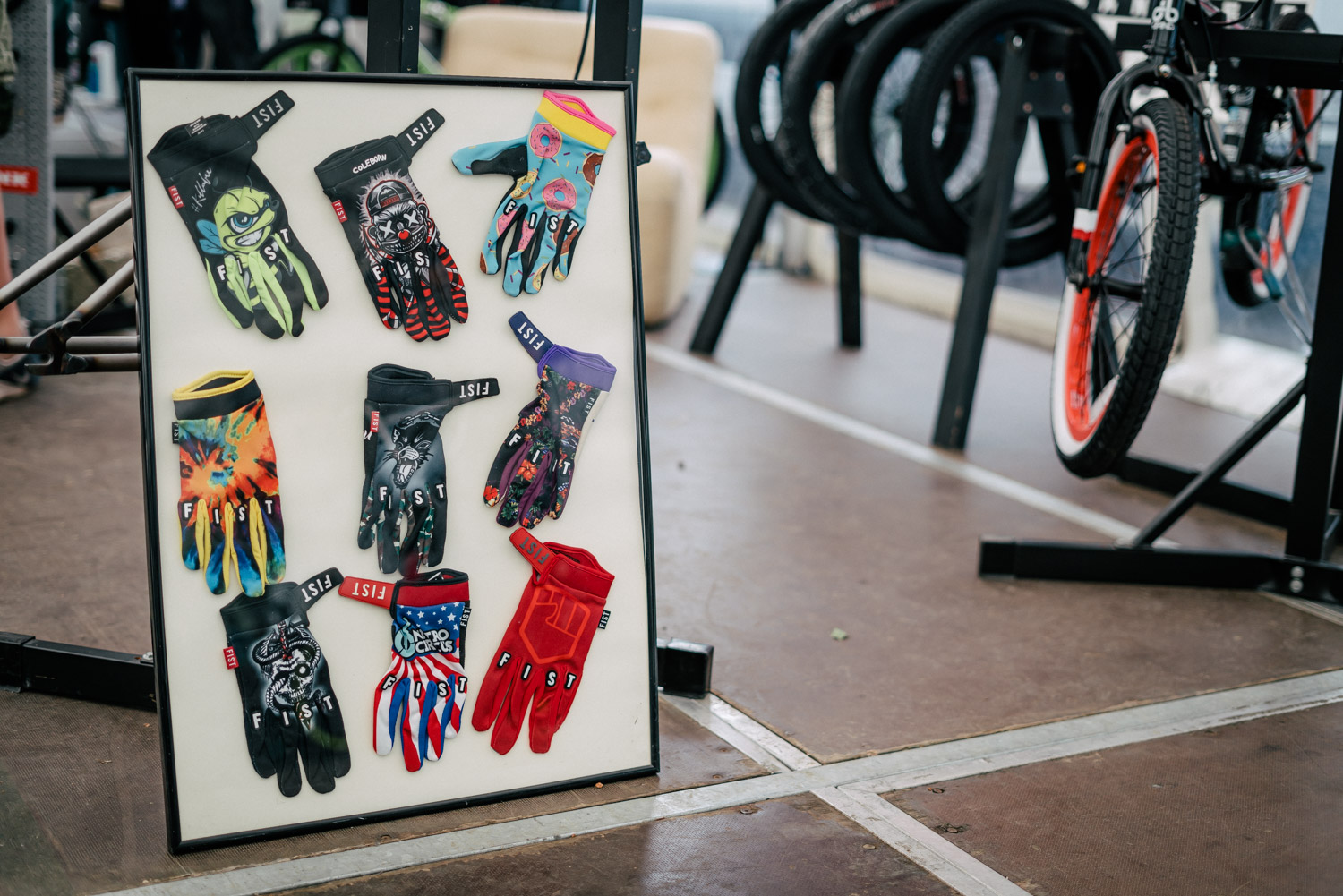 Du magst deine Handschuhe gerne bunt? Dann solltest du in Erwägung ziehen, dir ein Exemplar der Fist Gloves zuzulegen. In der Mitte der oberen Reihe haben wir zum Beispiel den Signaturehandschuh von Alex Coleborn und links daneben das Kyle-Baldok-Modell. Killabees on the swarm! Alle Handschuhe von Fist werden aus extrem dehnbaren Lycra-Stoff hergestellt und sind an den Spitzen von Zeigefinger und Daumen besonders leitfähig, damit du sie nicht ausziehen musst, wenn du während der Session mal schnell etwas auf Instagram posten oder eine Nachricht schreiben möchtest