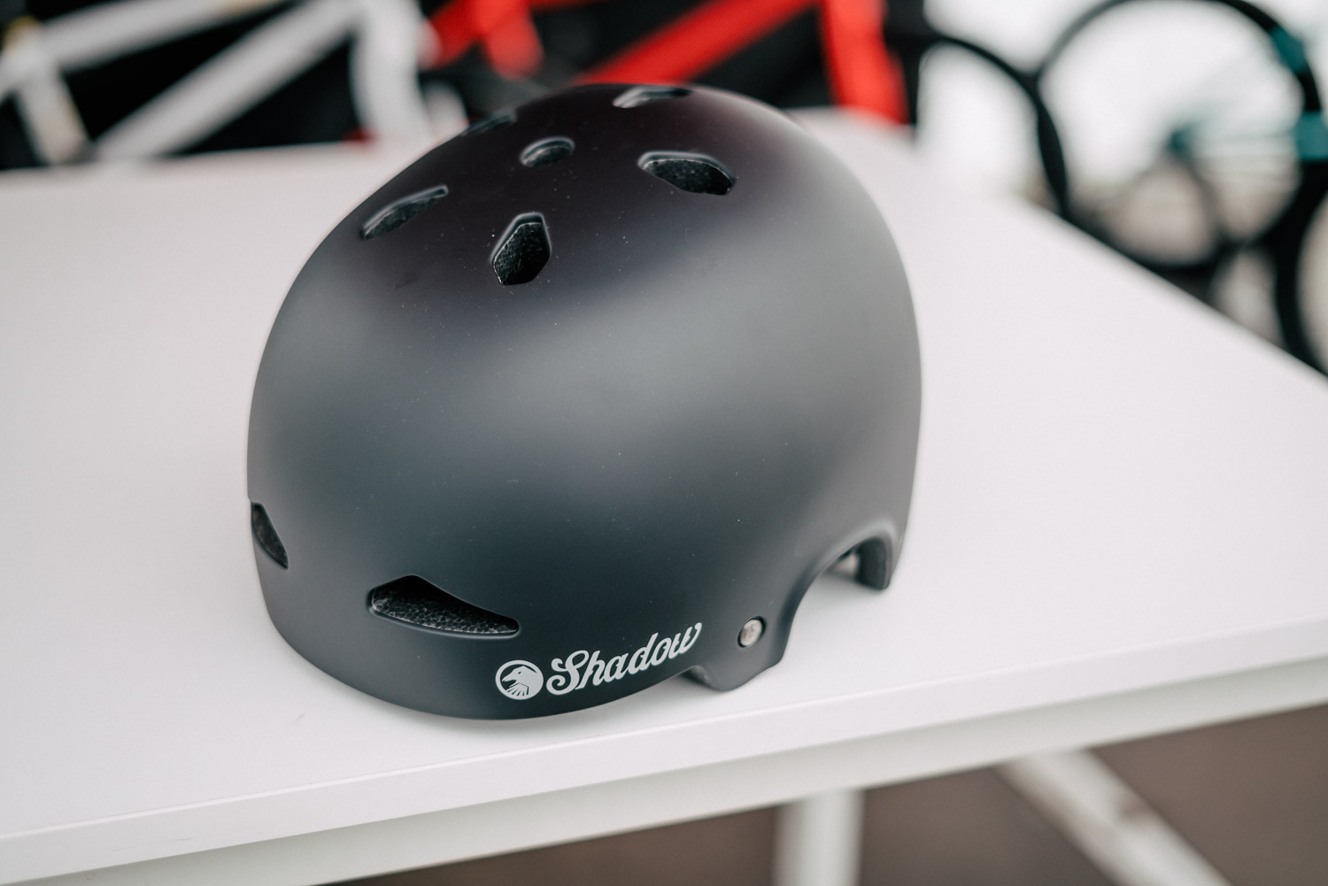 Mit dem "Featherlight In-Mold" war es das erklärte Ziel von The Shadow Conspiracy, einen stylischen Helm zu produzieren, der optisch an die früher beliebten Weichschalenhelme erinnert, aber einen viel einen viel besseren Schutz gewährleistet. Denn in dieser Hinsicht waren die Dinger bekanntlich ein Griff ins Klo. Das ist gelungen, denn der Featherweight sitzt nicht nur niedrig auf dem Kopf, sondern erfüllt auch die CPSC- und EN 1078 Standards