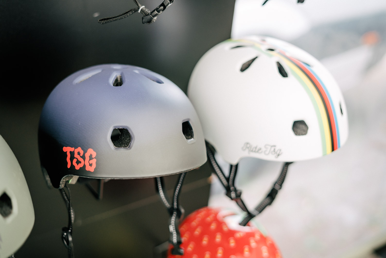 Alle Helme von TSG sind natürlich zertifiziert und zeichnen sich ausnahmslos sowohl durch ihren Low-fit (sitzen extra niedrig auf dem Kopf) und ihren Snug-Fit aus (passt sich automatisch der Kopfform an)