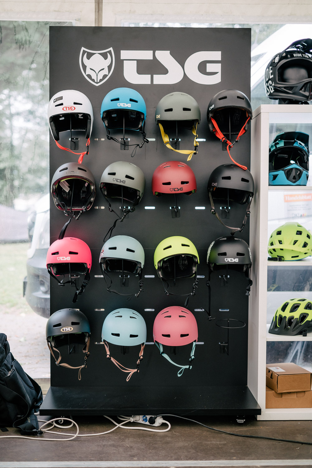 Von TSG gibt es Helme in allen erdenklichen Formen, Farben und Größen und größtmöglichen Schutz bieten die Dinger obendrein