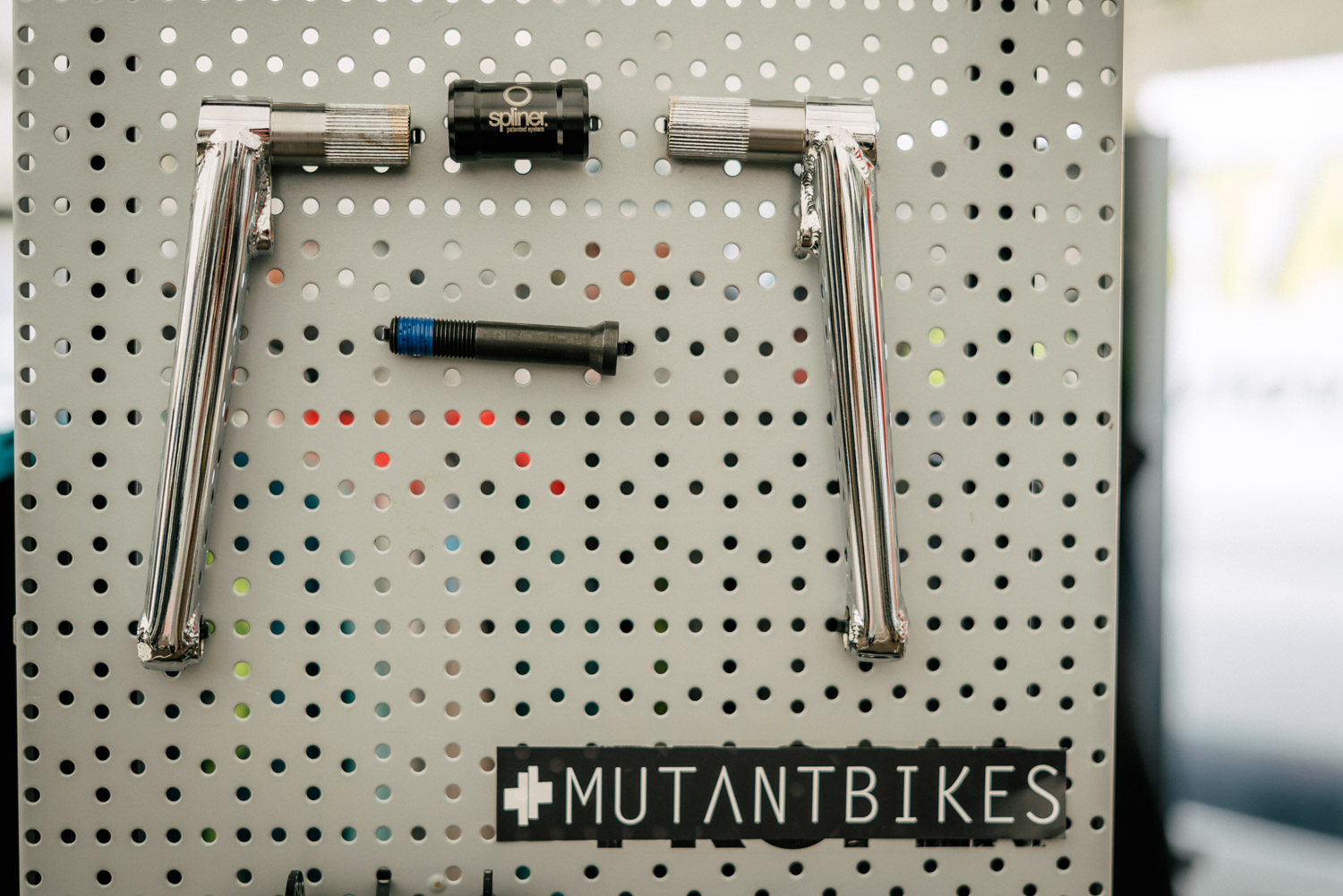 Mutant Bikes aus Portugal setzen bei ihrer zweiteiligen Bionic-Kurbel auf das patentierte Spliner-System, bei dem die beiden Achsenteile in der Mitte mit einer 48-Spline-Hülse verbunden werden. Das Ergebnis ist eine extrem stabile Kurbel, die mittlerweile nicht nur in 175 mm, sondern auch in 165 mm erhältlich ist, und sich gewichtsmäßig zwischen 799 und 827 g einpendelt 