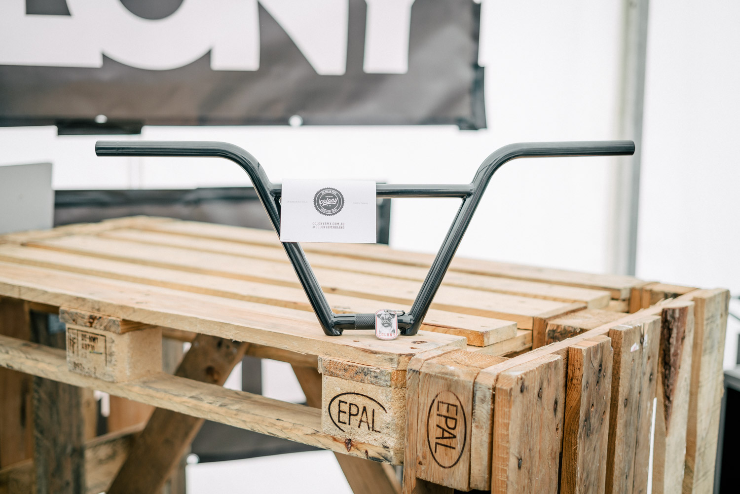 Die Hardy Bars von Colony sind nach @hardythepuppy benannt, dem einzigen Hund im Team von Colony. Es gibt den vierteiligen Lenker in den Höhen 8,65" oder 9,3". Breit ist das Ding 28" und hat 10,5° Back- sowie 2° Upsweep. Der Lenker ist komplett hitzebehandelt und wiegt zwischen 910 und 1004 g