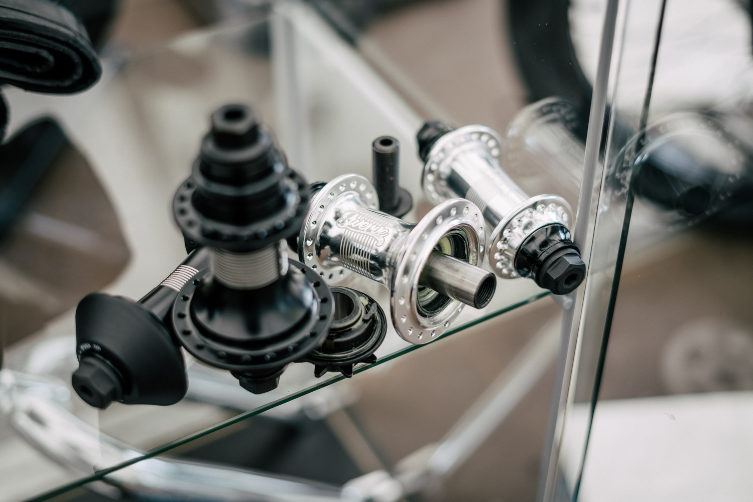 Na, wenn haben wir denn da?! Das sind die neuen Swerve-Naben von BSD, die es noch nicht einmal auf der Webseite der schottischen Firma zu sehen gibt. Die Vorderradnabe ist selbstverständlich kompatibel mit den "Jersey Barrier"-Hubguards von BSD und bei der Hinterradnabe handelt es sich um eine 14 mm Femalecassette, die 150 Angriffspunkte für die Sperrklinken am Ratchetring hat, also sofort und ohne jegliches Gap greift. Außerdem summt das Ding laut Kiesi wie eine Biene. Die Naben sollten im Spätsommer/Anfang Herbst in Deutschland erhältlich sein