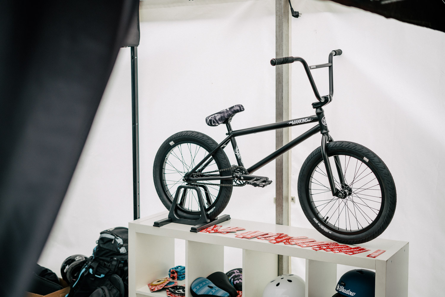 Von Mankind gibt es seit einigen Monaten Kompletträder, die einiges hermachen. Hier ist das Thunder, die High-End-Streetmaschine von Mankind. Shadow Strada Nuova LP Reifen in 2,3" und eine Halflinkkette von Shadow gehören zu seiner Grundausstattung. Noice!