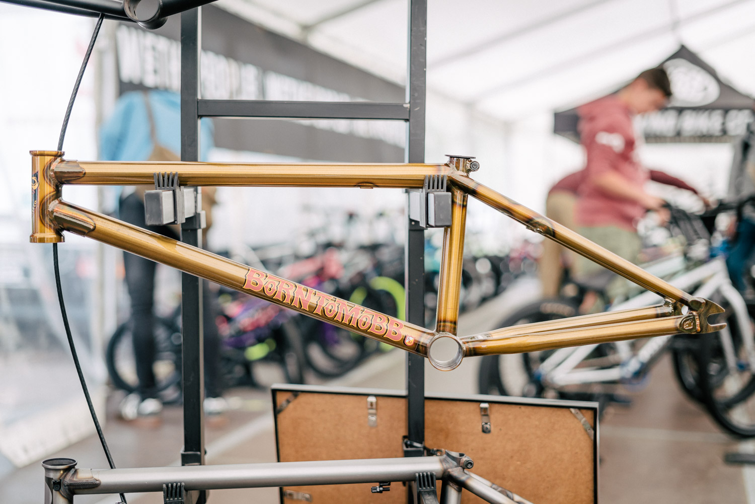Was für ein schöner Rahmen – und stabil ist der BMT Frame auch noch, schließlich handelt es sich dabei um Mike Hoders Signaturerahmen von S&M Bikes. Der BTM ist in fünf verschiedenen Oberrohrlängen erhältlich (20,5″, 20,75″, 21″, 21,25″, 21,5″), da ist also für jede Körpergröße was dabei. 