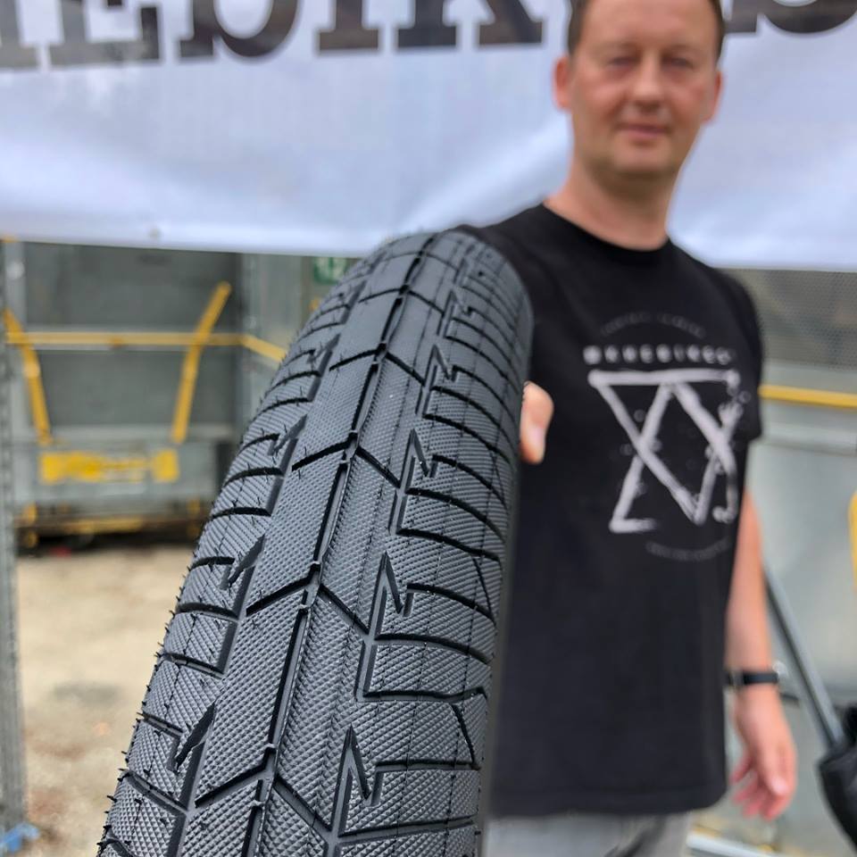 Breit und trotzdem leicht: bei KHEbikes sind die ersten Prototypen der MAC3-Reifen eingetroffen. Hier kannst du einen ersten Blick auf die Dinger werfen.