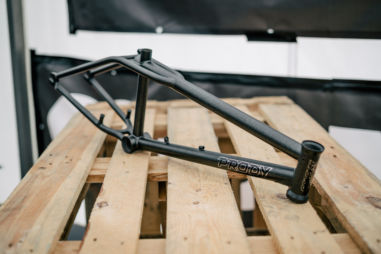 Neben acht verschiedenen Kompletträdern, darunter sogar ein 24"-Cruiser, hat Colony auch die komplette Palette Aftermarketteile im Programm. Es gibt quasi kein BMX-Teil, das die Australier nicht herstellen. Hier haben wir den Prody Frame, den Signaturerahmen des Firmenchefs Clint Millar, der ein wenig an die legendären Rahmen von Standard Bike Co. aus den 90er Jahren erinnern. Das ist natürlich Absicht, denn Clint ist ein Riesenfan von den Liptrickeskapaden der legendären Standard Army.