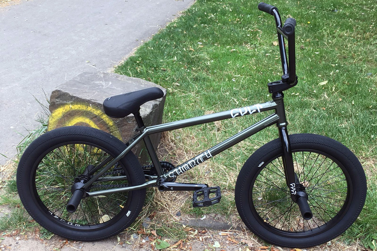 Für die European BMX Trade Show hatte man bei Traffic außerdem noch einige Custom Bikes aufgebaut: Hier haben wir das Cult Shorty im Signaturecolorway von Kilian Roth und mit den neusten éclat-Teilen ausgestattet. Sehr schick!